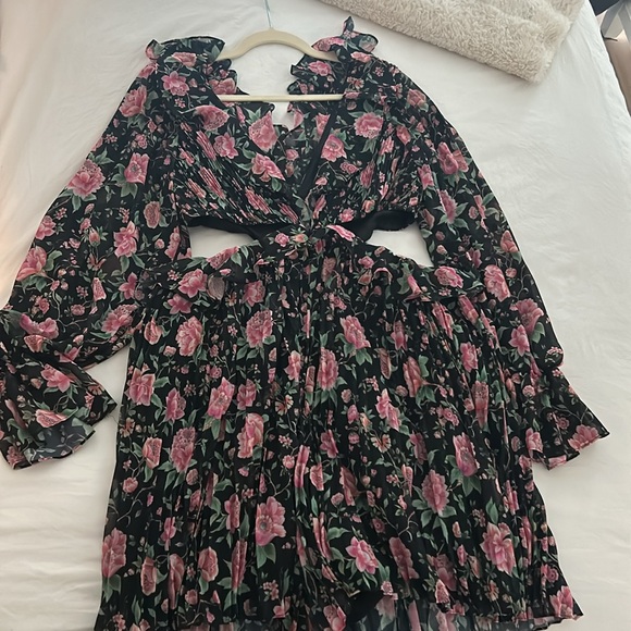 AMUR gorgeous pleated floral romper with cutout detail - Picture 5 of 6